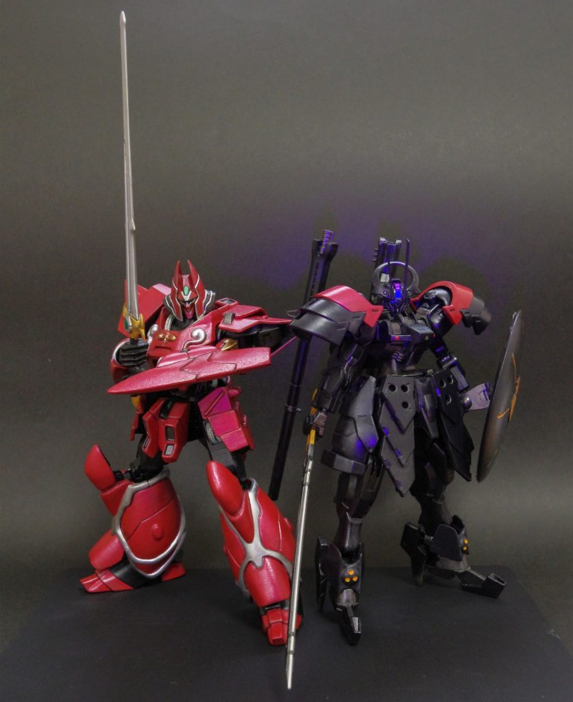 先般、公開させていただいた赤騎士ことパンツァーブレード・ガリアンと。題して「黒騎士と赤騎士」ってところでしょうか。同じシュバルゼッテから生み出した兄弟機になります。目とおでこは蛍光塗装してるので、ブラックライト当ててます。●ーインフォメーションー●3月に松本で開催される展示会にも本機を出展するつもりです。宜しければ実機を見に来て頂ければ幸いです。