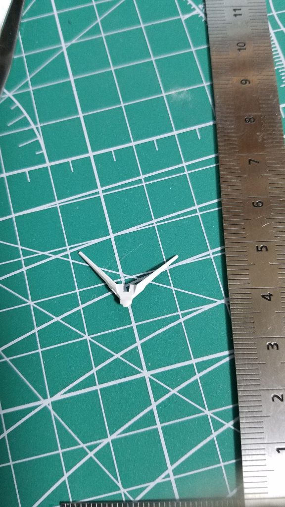 製作途中のトラブルが発生して白のV字アンテナの方が片方折れてしまいました💧その後に寸法を測りながらカットして大体同じ位の長さになる様に調整しました。