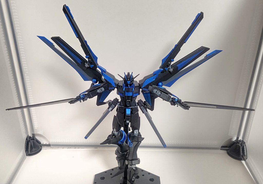 メインウェポンとして、ビームライフルショーティーに実体剣を組み合わせたものを2つ装備。ストフリのライフルのパーツを付けているので腰にマウント可能です。