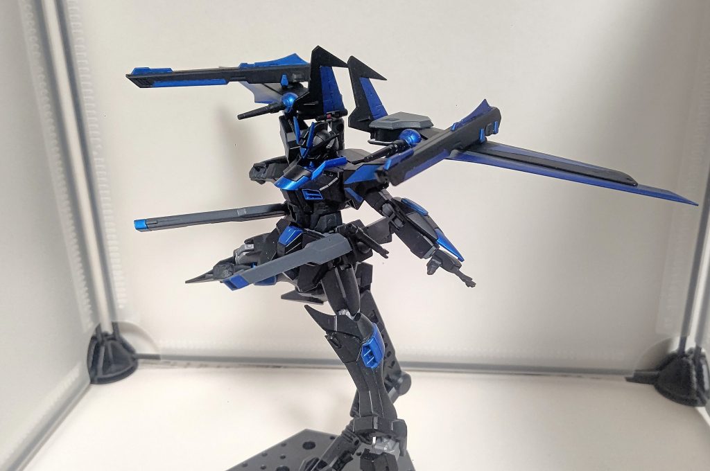 主な射撃兵装はバックパックのリニアガンと腰のレールガン。さらに腹部にはカリドゥスを装備。これらはラヴファントムの装備そのままですね。