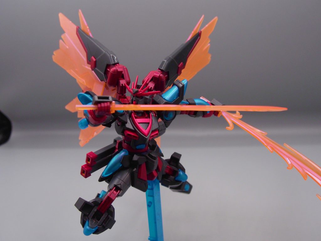 太刀『三冀一文字』神・バーニングガンダムに装備された太刀輝きは失われ、光を冀い願う