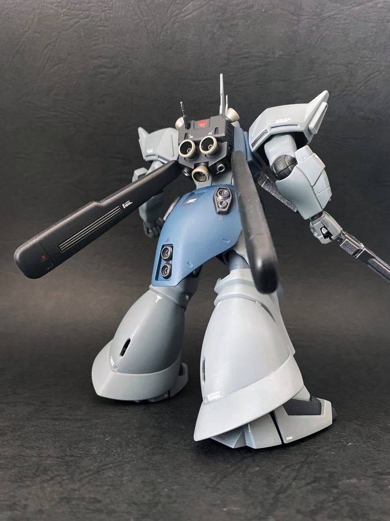 足のスリットは合わせ目消しがやりにくいので開口しました。