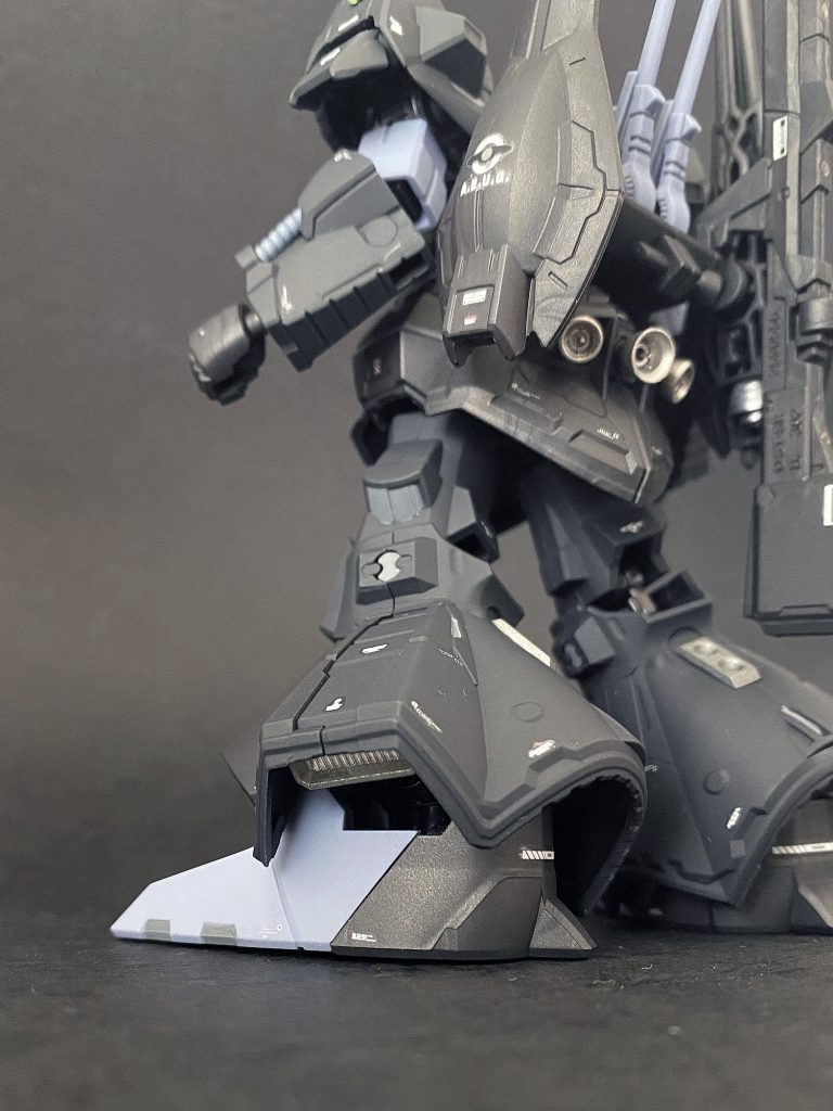 脚部の角バーニアは見えないですね。