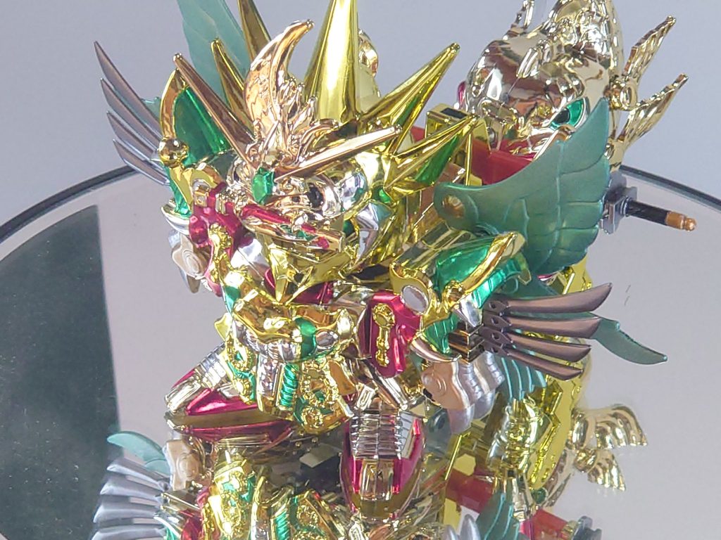 斜めから、子供の頃に夢見た全身メッキの雷帝千生神将軍！塗装はガンダムマーカーをロイヤルメタレッドとＥＸメタリックグリーンを筆塗りしました