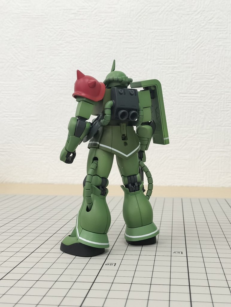 シルバーの上に緑を重ねたので一部擦れた部分は銀ハゲになっています。緑はラッカークレオス312番です。コクピット周りの緑は同じくラッカークレオスで126番です。