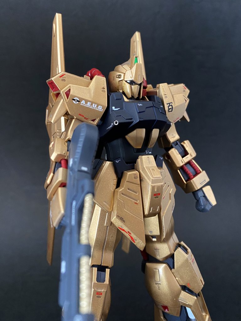 胸にメタルパーツ。