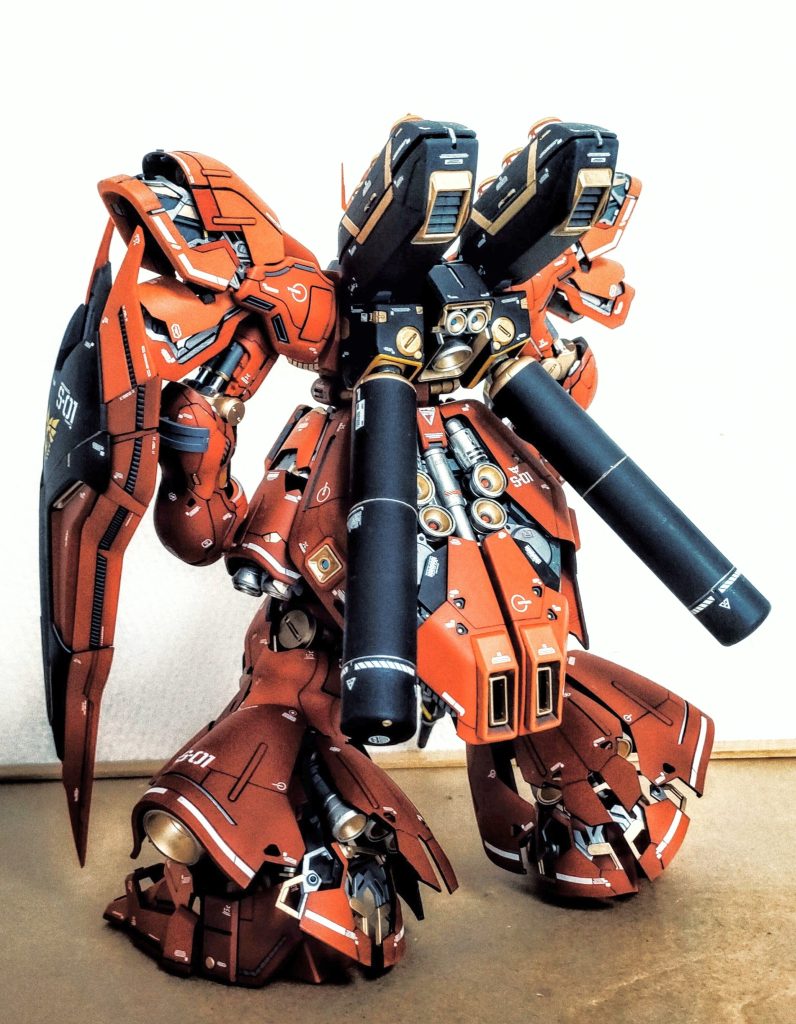 後ろ姿。アポジモーターの噴射がプロペラントタンクに引火しないか心配です。νガンダムと絡むまで壊さないよう気をつけます。今回は親指とロングライフルのグリップが折れてしまいました。親指はABSの劣化、グリップは細すぎなのと大きい手首にライフルが干渉しているので手首をハメた瞬間におれました。リカバリは出来たものの、全く瑕疵なく完成させたことが一度もありませんです。