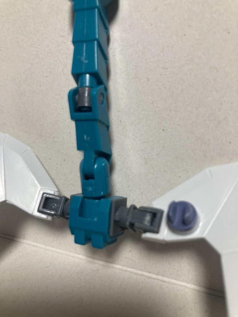 翼の稼働軸はジャンクからビルド系のジムガーディアンみたいな名前の機体のパーツより流用