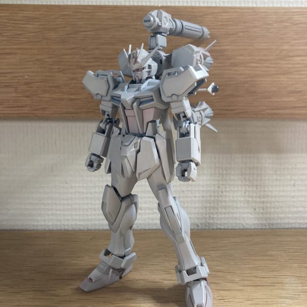 ①EGストライクをガンバレルと組み合わせてメタルビルド風にしてみました。②武装にグランドスラム、大型レールガン、ビームライフルなどを、追加しました！③ガトリング銃は装着した状態でも動かせるようになりました。④ガンバレルにビームライフとシールドがつけられるよう、改造いたしました。⑤持たせられるよう3ミリの穴を開けました。⑥最後に一枚。アドバイスコメント下さい！（1枚目）