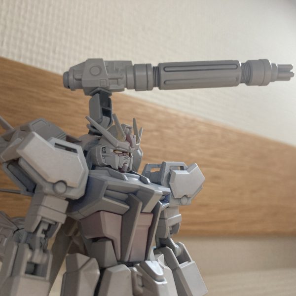 ①EGストライクをガンバレルと組み合わせてメタルビルド風にしてみました。②武装にグランドスラム、大型レールガン、ビームライフルなどを、追加しました！③ガトリング銃は装着した状態でも動かせるようになりました。④ガンバレルにビームライフとシールドがつけられるよう、改造いたしました。⑤持たせられるよう3ミリの穴を開けました。⑥最後に一枚。アドバイスコメント下さい！（3枚目）