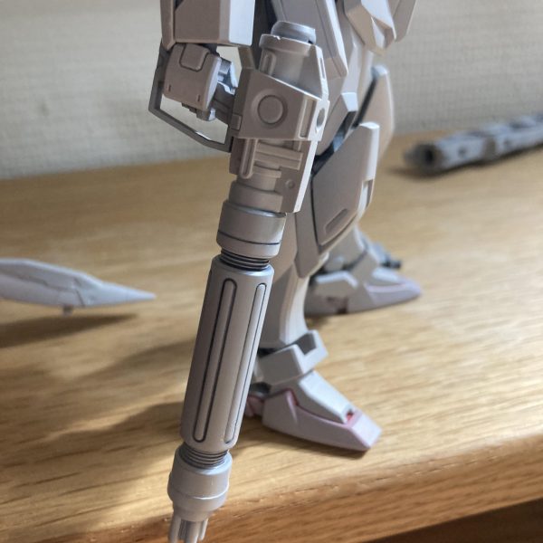 ①EGストライクをガンバレルと組み合わせてメタルビルド風にしてみました。②武装にグランドスラム、大型レールガン、ビームライフルなどを、追加しました！③ガトリング銃は装着した状態でも動かせるようになりました。④ガンバレルにビームライフとシールドがつけられるよう、改造いたしました。⑤持たせられるよう3ミリの穴を開けました。⑥最後に一枚。アドバイスコメント下さい！（5枚目）