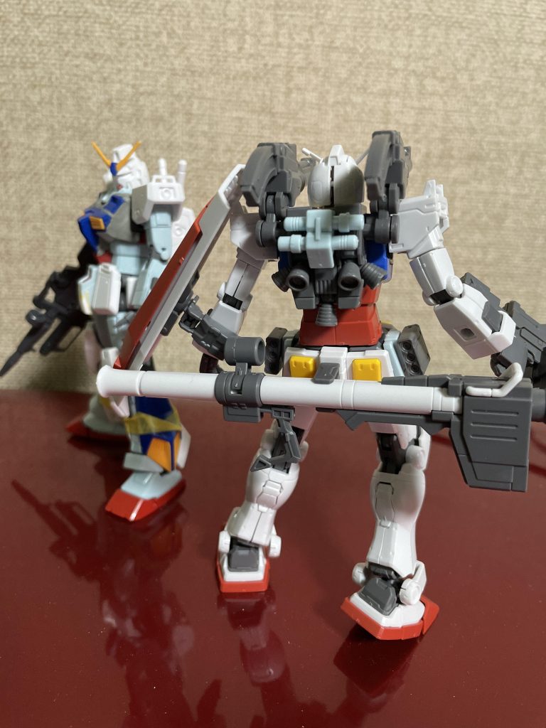 ジムのスラスター盛りバックパックにサーベルラックを付けてます。無改造で組み換えだけで遊べるオリジンシリーズは楽しめますね。