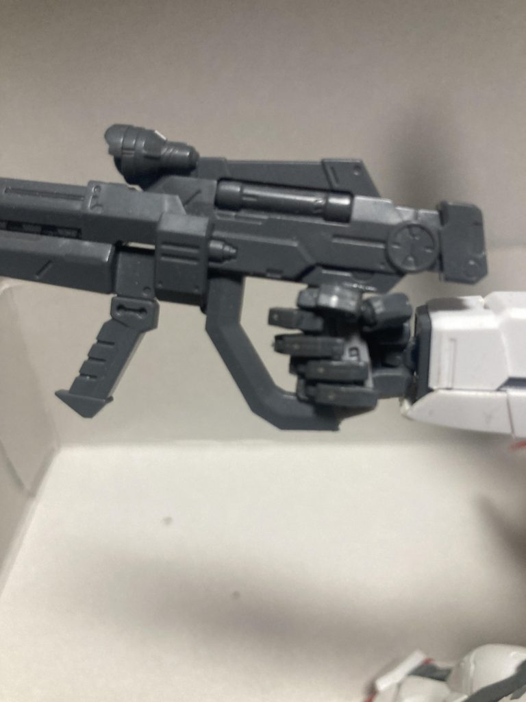大きさも違和感ないです。グリップはニューガンダムＶa-Ｋaのバズーカのグリップを削って使用。アーマーが少し干渉するので手首より前は少し削りました。