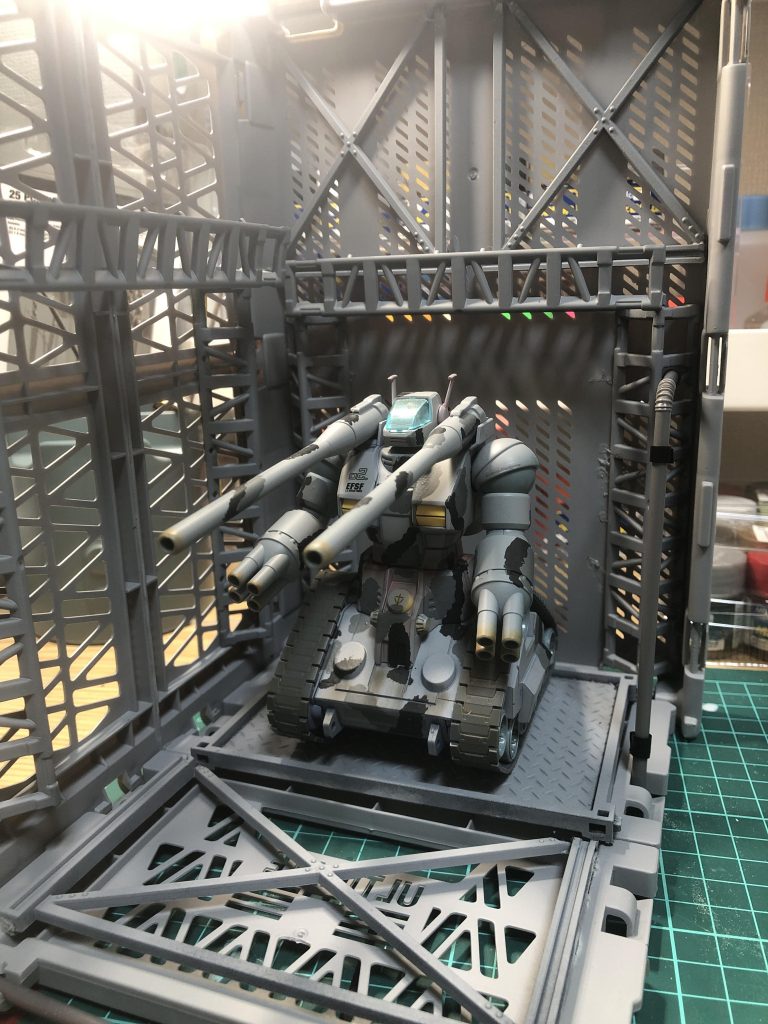 こちらの方は格納庫をイメージして作ってみました。全てダイソーの商品を使用してみました。まだサフだけで未塗装の状態ですけどこれから色を考えながら塗装しようと思います。