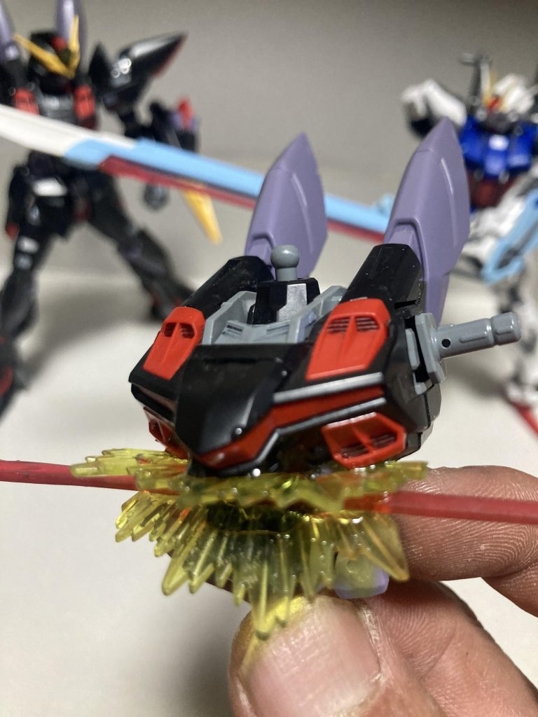 シュベルトゲベールのビーム部分を部品発注で取寄せいい感じのエフェクトパーツがあったので切って伸ばしてUVレジンでビームと本体に固定。