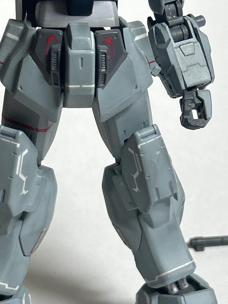 腰はサイドアーマー巨大化、スラスター接着。腰後背部にバズーカのラックを利用してビームサーベルを懸架できるように。なお、ビームサーベルの懸架台はサイズをミスった為にまともに装着できずにゆるゆるな模様。足は膝に30mmのポルタノヴァの太ももパーツを加工して結着、それ以外はノーマルのまま。