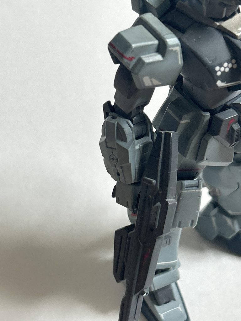 腕はビルドストライクの物をベースに加工、両端をギリギリまで削り込み30mmのアルトの足を加工したパーツでサンド、裏には部屋に転がっていたジャンクパーツを接着。ビームライフルは本体の物をジャンクパーツを付けて大型化。シールドはそのままなので割愛。