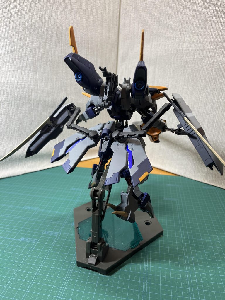 背部に小型高出力のスラスターを装備。更に腰部分にエイハブスラスターも装備。写真はリミッター解除状態。重力圏における機動力向上のためフラップを展開。