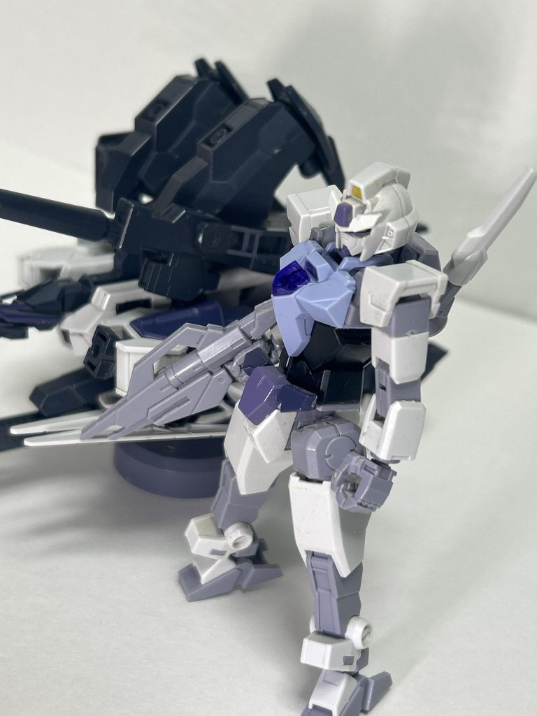 本体。名前をシンガンダムとしています。シンはシンでも真でも無くて新でも無くて芯ね。と今決めましたベースは見ての通りG-3カラーのコアガンダム。Ⅱでは無いのは単なる好み。胴体をマルっとアルスコアガンダムに、アンテナをコアガンダムリゼに変更、バックパックはビームサーベルの基部を片方切除しその反対にコアガンダムⅡの物を装着。