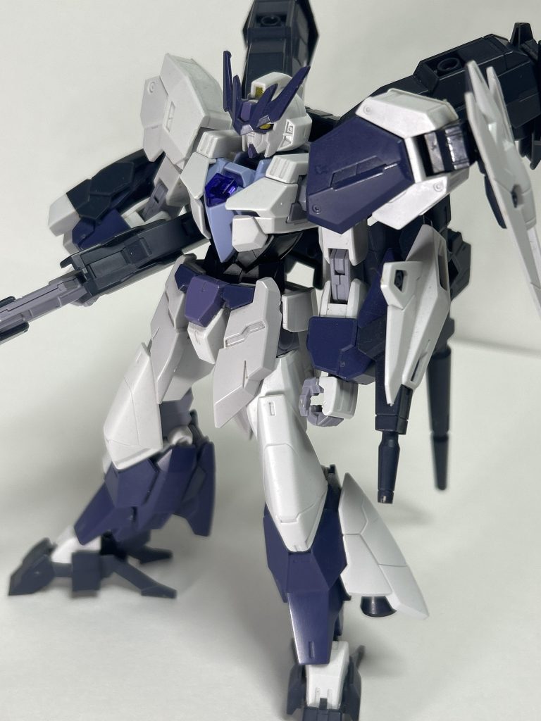 ユーラヴェンとジュピターヴをベースに構成しました。チャームポイントの頭はユーラヴェン、このアンテナの表現をしたかったが為にリゼのアンテナを使ったと言っても過言ではない。胴はジュピターヴ、腰はフェイクニュー。足はユーラヴェンをベースに足首から先をジュピターヴ、ふくらはぎ横はサタニクスに取っ替え。右肩はジュピターヴとヴィートルーの組み合わせ、左肩はユーラヴェン＋ビットとサタニクスを合体。前腕はユーラヴェンで、右にヴィートルー、左にジュピターヴ。