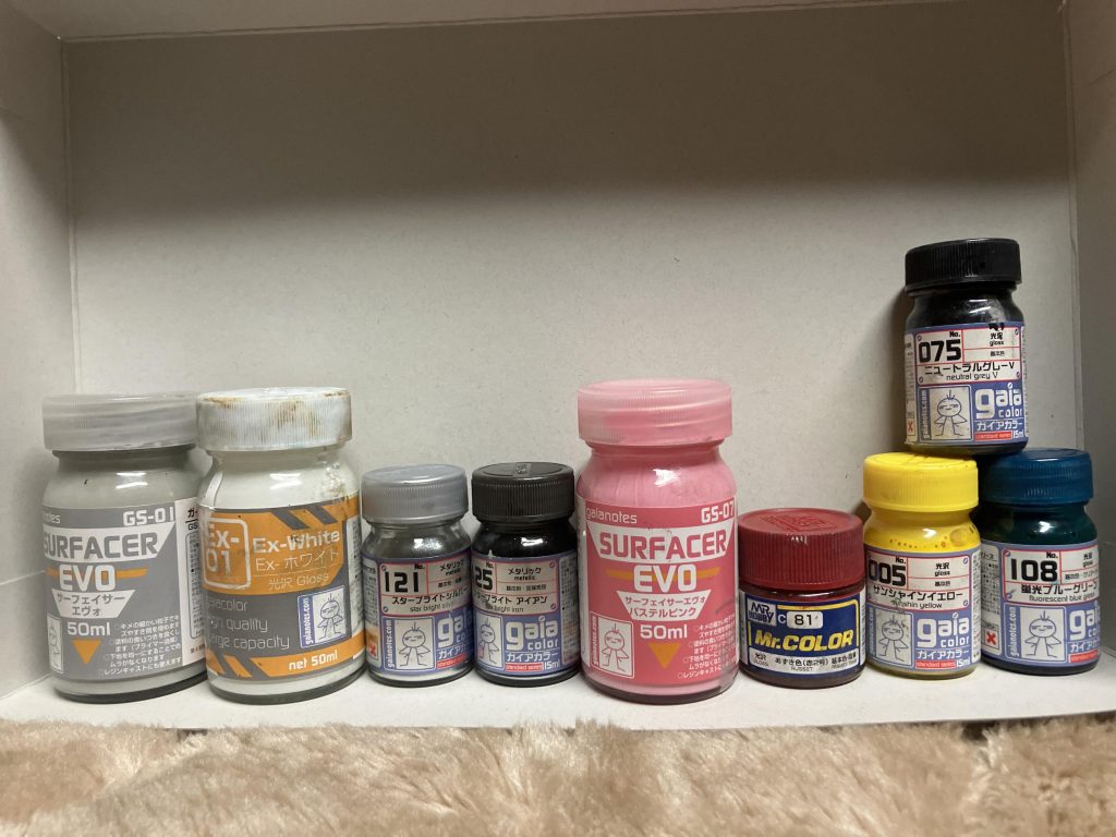 塗料はこんな感じ今回からサフを買い揃えて使ってみたけどなんで今まで使ってなかったんだってくらい良かった外装白 ガイアノーツ サーフェイサーエヴォ→ガイアノーツEXホワイト外装ダークグレー ガイアノーツ ニュートラルグレーⅤ外装レッド ガイアノーツ サーフェイサー エヴォパステルピンク→クレオス あずき色(赤2号)外装イエロー ガイアノーツ サンシャインイエローシェルユニット ガイアノーツ EXホワイト→ガイアノーツ 蛍光ブルーグリーンフレーム ガイアノーツ スターブライトアイアンバーニア ガイアノーツ スターブライトシルバーあとデカールはグラフィックアーマーのライトガンメタル、コーションデカール01、02を使いました