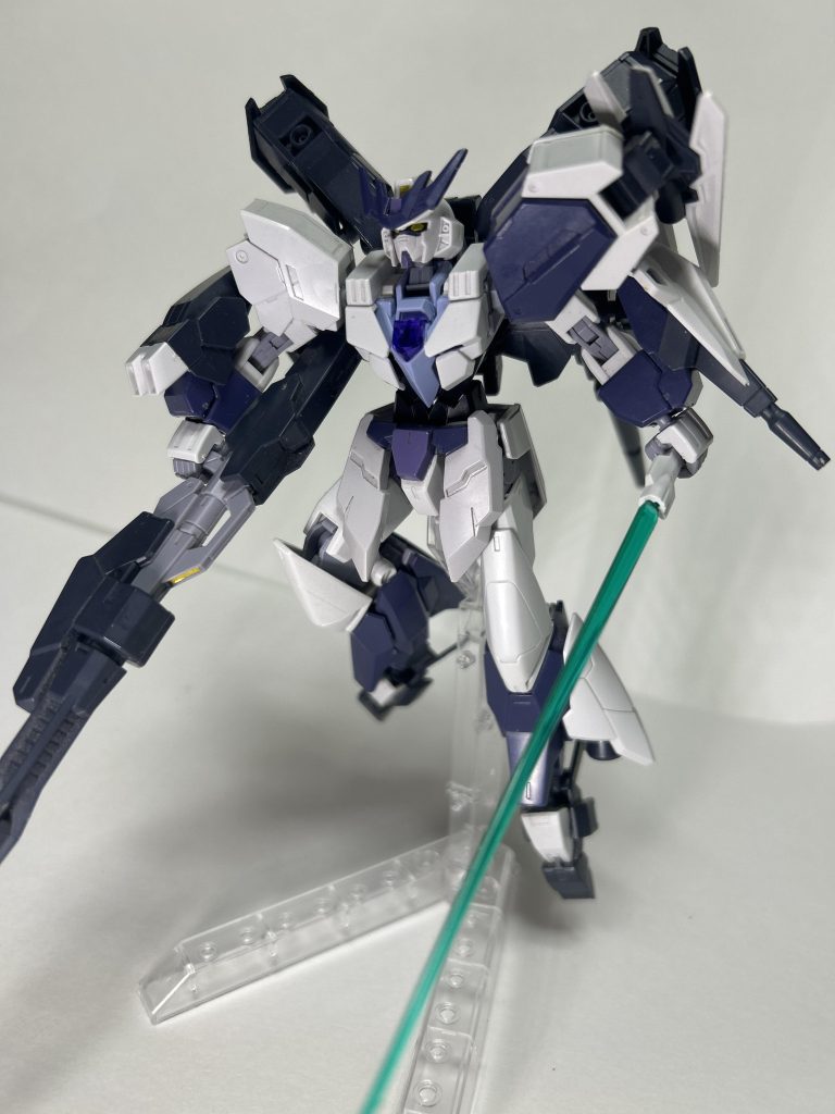 ビームサーベルを抜刀！しかし、重装備を大型ブースターで無理矢理矯正しているため小回りがきかない→近くに行けない！