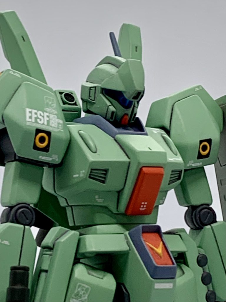 肩の連邦とロンド・ベルのマークはガンダムホビーライフ付録のもの。カッコイイですが超貴重品。おツラい……!