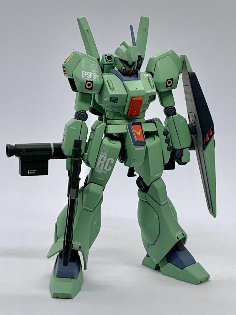 RCはラーカイラム。ガンダムデカールにちょうどいいフォントのちょうどいいサイズのものが無かったので、以前のゲルググウェルテクス同様自作。いまいちシャキッとした仕上がりにならなかったので、拡大厳禁デス。