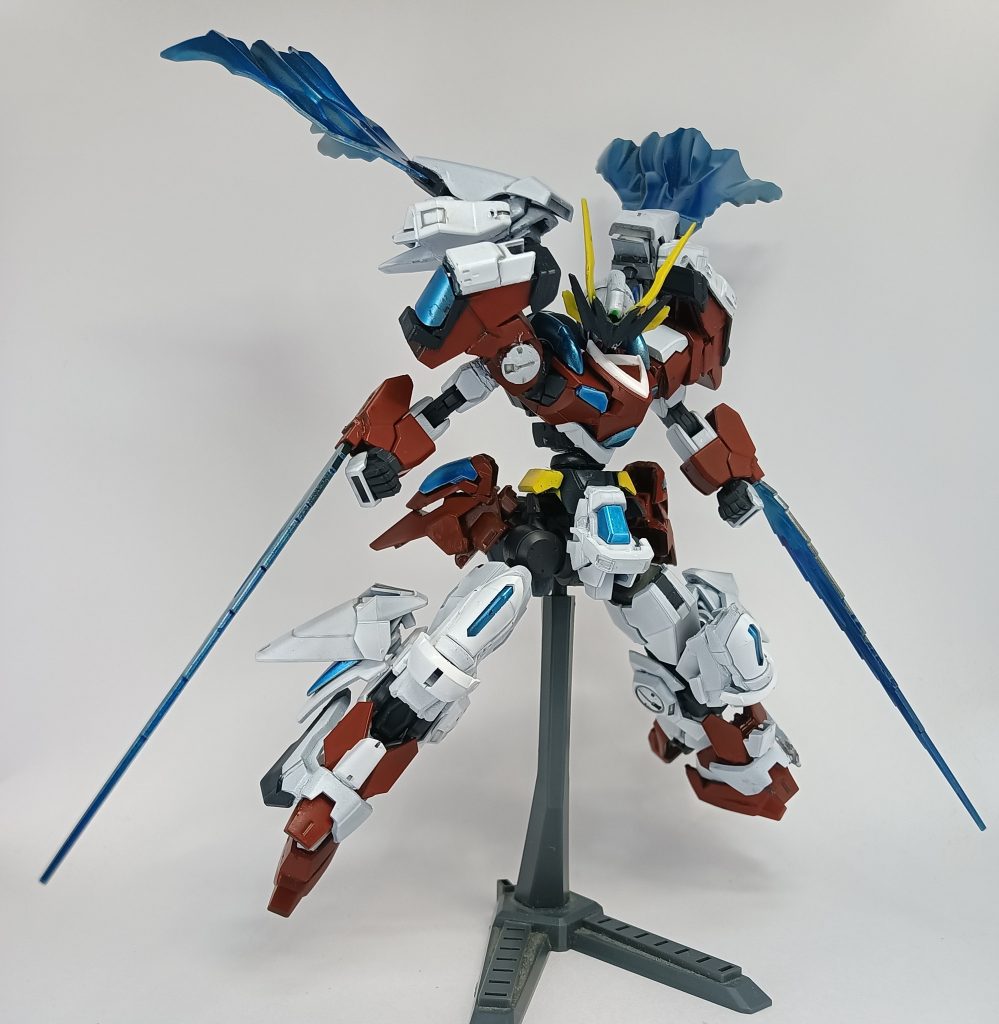 武装ビームマント…両肩部から展開、防御などに使用します。大型ビームソード…両腕部に装備、耐物理装甲の機体との戦闘時に使用します。