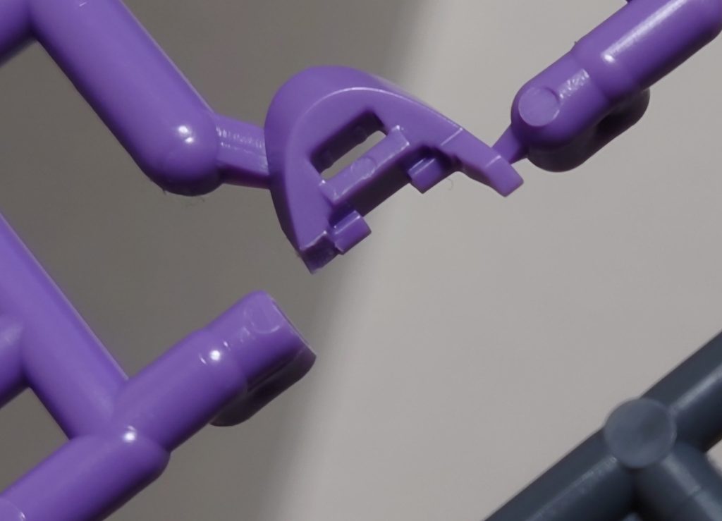 新年一発目にチェストフライヤー作ってたら割れた悲しみのパーツですorz右からの写真が多い理由はこれですね(現在部品注文待ち)