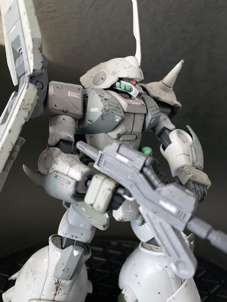 隙間から成型色が見える。もう少しちゃんと作れば化けそうなポテンシャル。