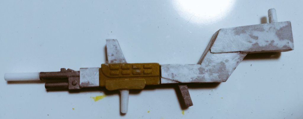 セリアのアーミーアームズ ショットガンをベースにプラ板やプラ棒で改造しました。