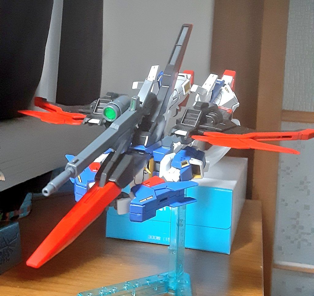 オマケのウェーブライダーです。本来は変形をオミットされてる設定ですが、パーツの組み替えのみでそれっぽい変形をさせてます(笑)