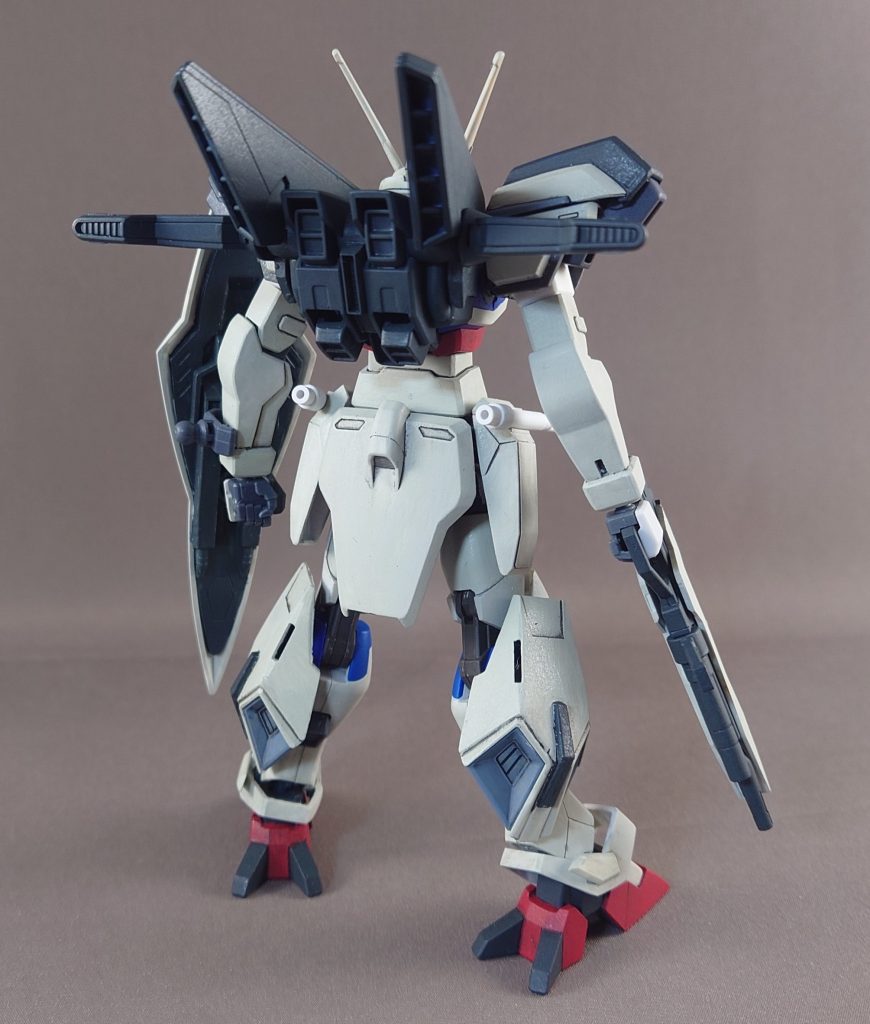 オリジナルストライカーはブルデュエルの背中と増加装甲をほぼそのまま利用しました。ザフトよりもたらされたニュートロンジャマーキャンセラーを載せた核搭載型ストライカー「ディフィートストライカー」直線の飛行スピードは前大戦のフリーダムに匹敵するほどの高性能なストライカーだが旋回性と操作性が劣悪で、操縦者がナチュラルの場合ほとんど性能を引き出す事が出来なかった為試作機を製造した後開発は打ち切られた。