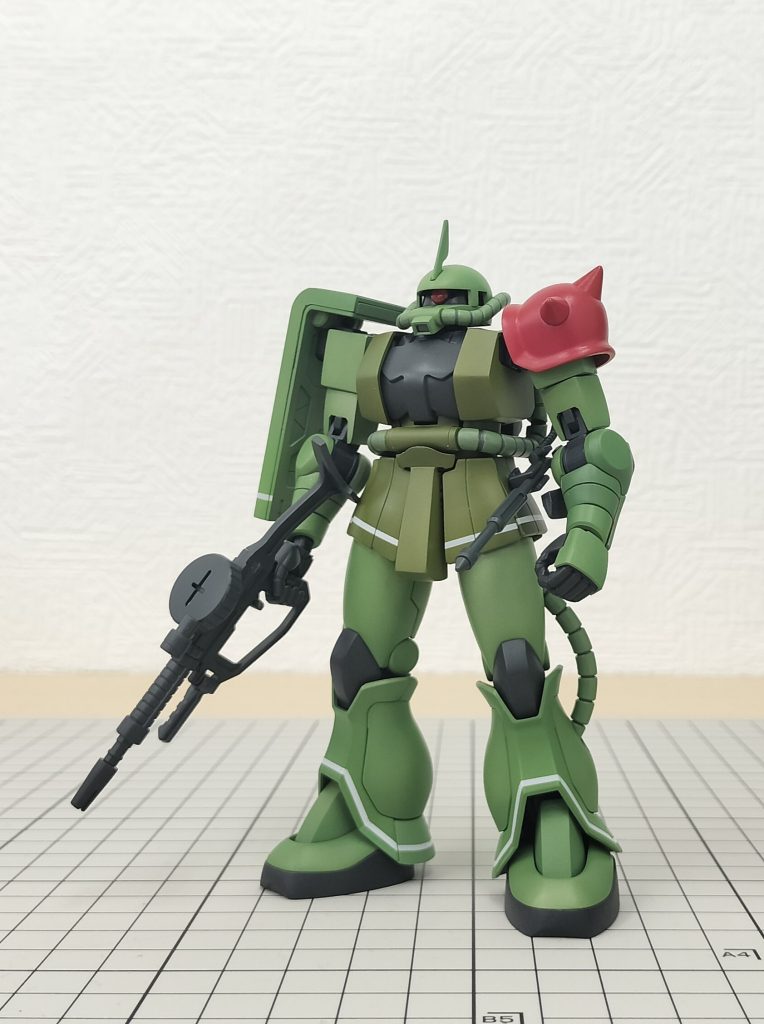 【工作】手首の合わせ目消しを瞬着でしています。いくつかC面を消しています。そのままだと腕に干渉する銃の大きさを少し変えました。【塗装】白いラインは先に白を塗り、マスキングして基本塗装しました。初の試みで一度やり直しましたが許容範囲内の出来になりました。