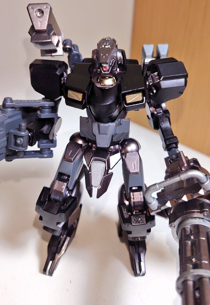 正面から上半身はザウォートヘヴィ 脚部はヴィダールで制作しました。目立つ部分の外装はガンダムブラックで塗装を行い、フレーム部分にはヘビーガンメタリックで塗装を行いました。