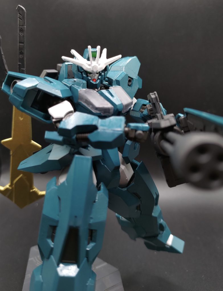 主兵装の徹甲弾マガジン式ガトリング砲は、中・近距離から敵機体のラミネートコーティングを剥がす事に特化している。恵まれた境遇に生まれたらしいこの世界の自分は、先祖から受け継いだガンダムフレームを使用できる環境にいた。GUNDと違い、阿頼耶識なるインターフェースが必要だと知った時、ソフィには全く迷いはなかった。