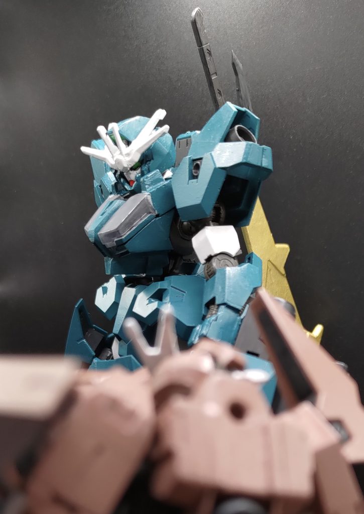 いつものように、水星軌道資源調査隊の護衛任務していたソフィは、珍しく響く警報に心躍らせていた。ガンダムフレームの反応があるらしく、アガレスの性能を出せるまたとない機会に心躍らせていたソフィの前に現れたのは、かつて失ったと思っていた戦友だった。