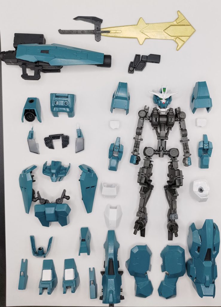 ここまで見ていただきありがとうございます。「いつものやつ」です。意外にも脚部はほとんどルブリスウルのままです。ガンダムフレーム化するにあたって、胸部は幅をかなり詰めています。最も大変だったのは、ミキシングする部品とルブリスウルの装甲の幅の違いを埋める作業でした。ソフィとノレアの妄想戦記はこれで終わります。4号?彼は、マスコットの中です。たぶん