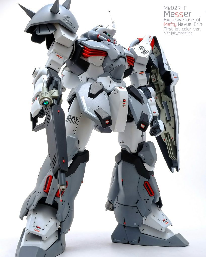 とあるガレキ作品とメッサー指揮官機のデザイン画から着想を得てプロポーションを改修していきました。マニュピレーターのサイズダウン、フロントスカートを大胆に縮小化、つま先を延長、などはそれの最たるものです。