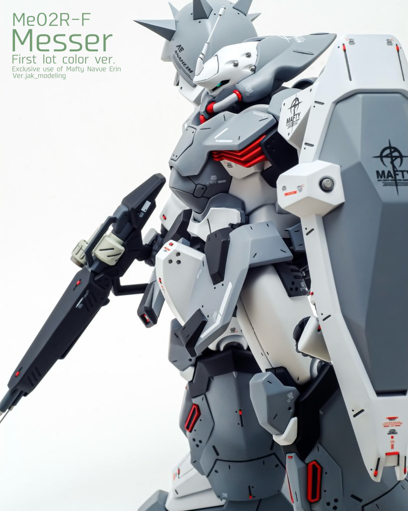 フロントスカートを大胆にカットしたことで大腿にあるフレーム?のようなディティールもめちゃくちゃ映えます。シールド下部のレッドポイントの立体感と赤デカールのフラット感の対比はすごく気にいってるディティール。
