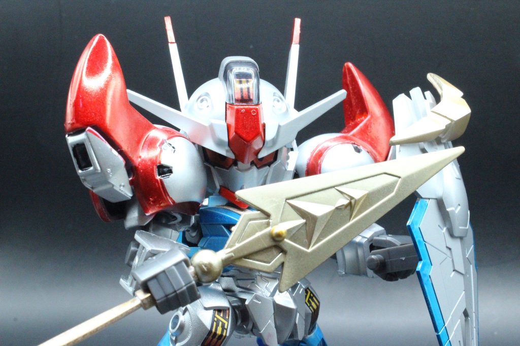 SDEXのエアリアルをベースに、旧元祖SDガンダム「シルバクラスター」の肩パーツなどを流用。シールドにはシルバクラスターの胸エンブレムパーツを装着。