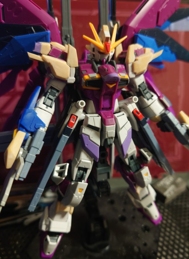 塗装前の状態ブレードアンテナはノワールの物を装着エクスインパルスの造形を意識しつつパテを使って造形の追加(向こう脛、肩、頭部)なぜか手首の部分にヒビがはいっていたのでパテで補強。