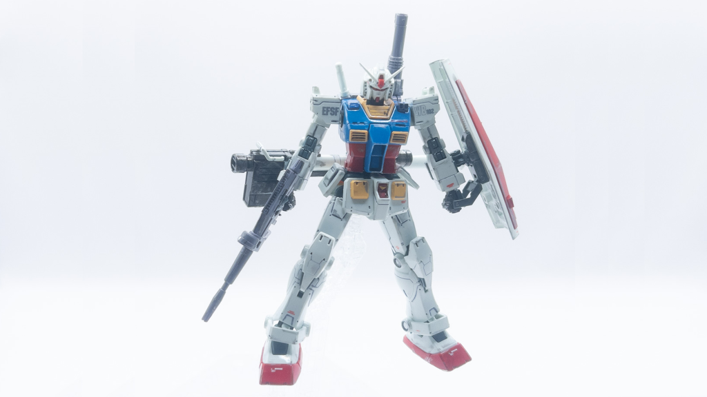 ビームライフルを添えてこのキットは自立性能すごく高いのでそのままでも色々とポージングが決まるガンダムマーカー基本色セットに含まれるガンメタリックは塗りムラが恐ろしく出るんですけど、そんなもんなんですかね?バズーカ塗ってみたもののえらい事に...コツとかご存知の方がいたらぜひ教えてください