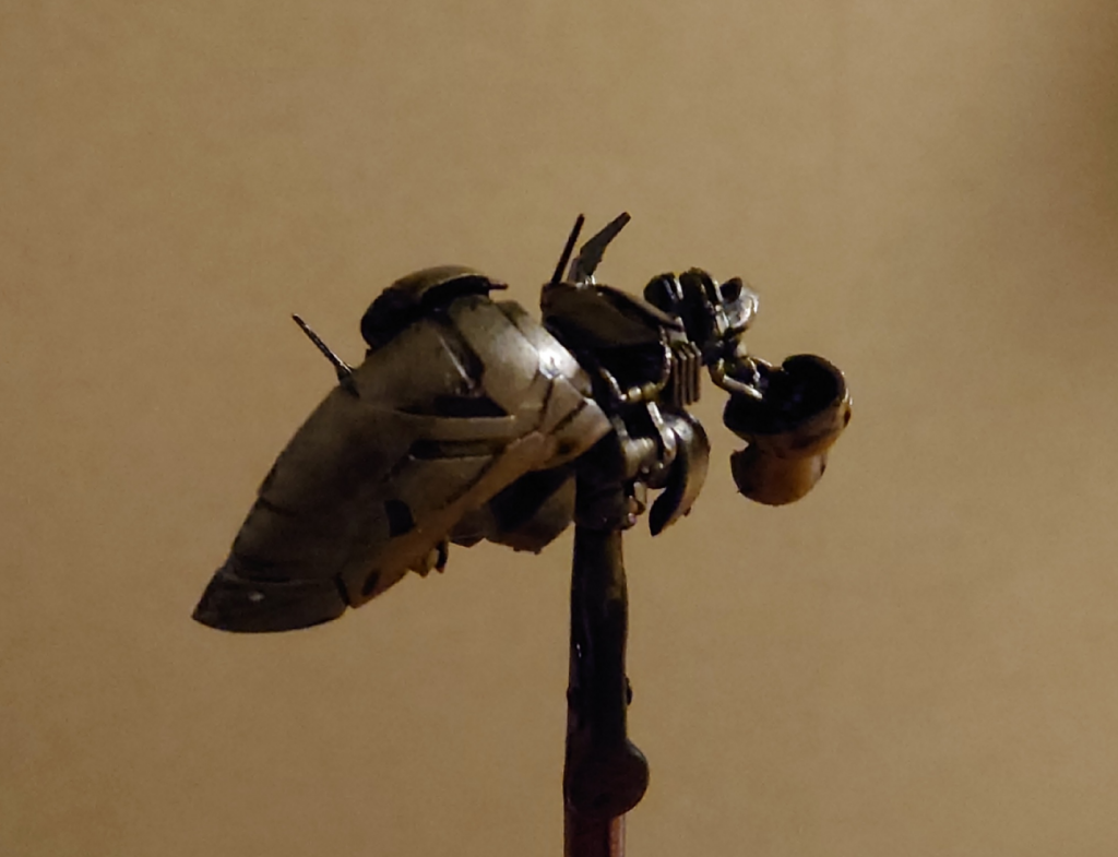 背面はこんな感じです。バインダー基部もちゃんと作られててありがたいです。ガンダムの量産型は採算度外視の試作機からコストダウンのために性能落とすパターンが多いですが、量産型キュベレイは元のキュベレイに対してデザインを無視してゴテゴテに武器追加することで無理やり性能を上げている感じが、色々と背景を感じさせてくれるので結構好きです。HGでも出てないですが、ディテールの細かいアーティファクトを作った後だとRGでも出てくれないかな…という気分になってしまいます(笑)