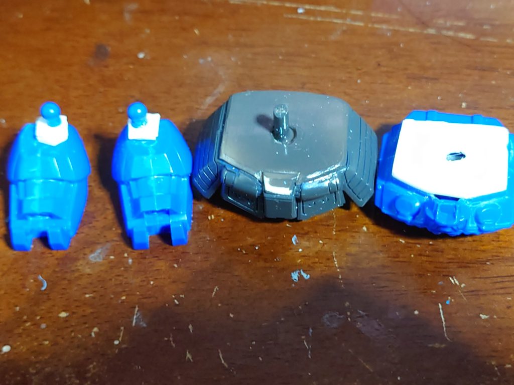 胴体：胸と腰を分割し1ｍｍずつ延長し可動軸を追加しました、これで腰が回ります足：接続位置を後ろにずらし1ｍｍ伸ばしてます、これで足が長く前に出るので大きく見えま