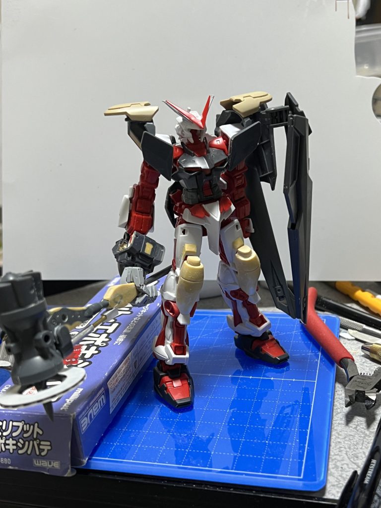 製作中。頭部のアンテナを短くする前。ハンマーは30MMの武器パーツ。ファンタジー武装なので、ファンタジー色をなくすために加工。