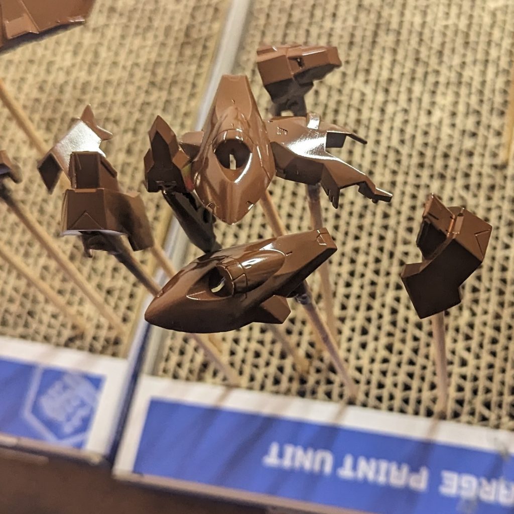 白色はこげ茶色→オレンジグレー→明るめの暖色グレー(ほぼ白)で塗装。下地で上の色の明度をコントロール、作品に与える印象を調節しました。