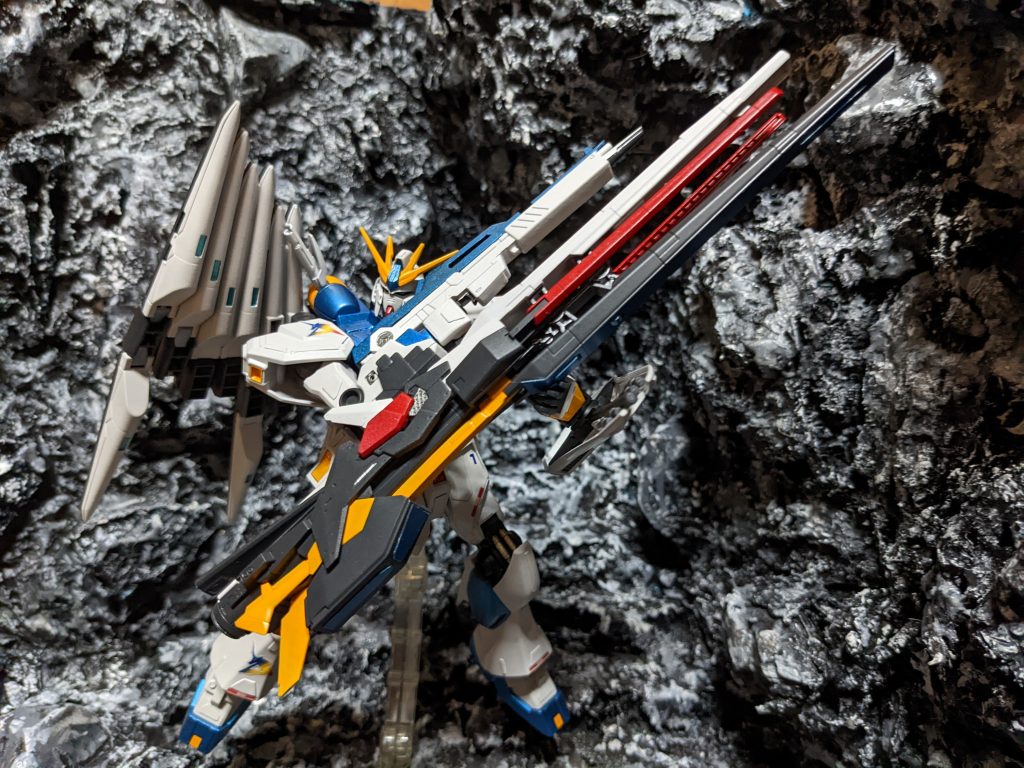 アムロレイが駆った機体を一号機とし、この二号機は本来一号機に少し遅れる形で一号機の部品取り兼、大破時の予備機の目的で組みあがった状態でロンドベルに納品されるはずだったが、ここでひとつの問題が出た。 通常のファンネルと同時開発されていたロングレンジフィンファンネルの開発に遅れが出たのだ。