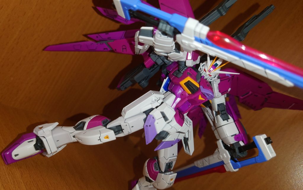 エクスカリバーくっつけて構えたかったのですが、手の保持力が足らず、バラして持たしてみました。逆手持ちいいですよね〜